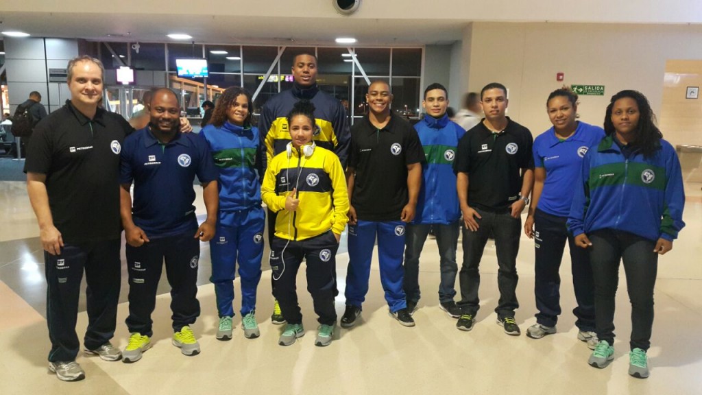 Nove atletas disputam o Pan das Américas, última seletiva para os Jogos Rio 2016. À esquerda, o técnico Dragos Stanica. Foto: Divulgação CBLP.