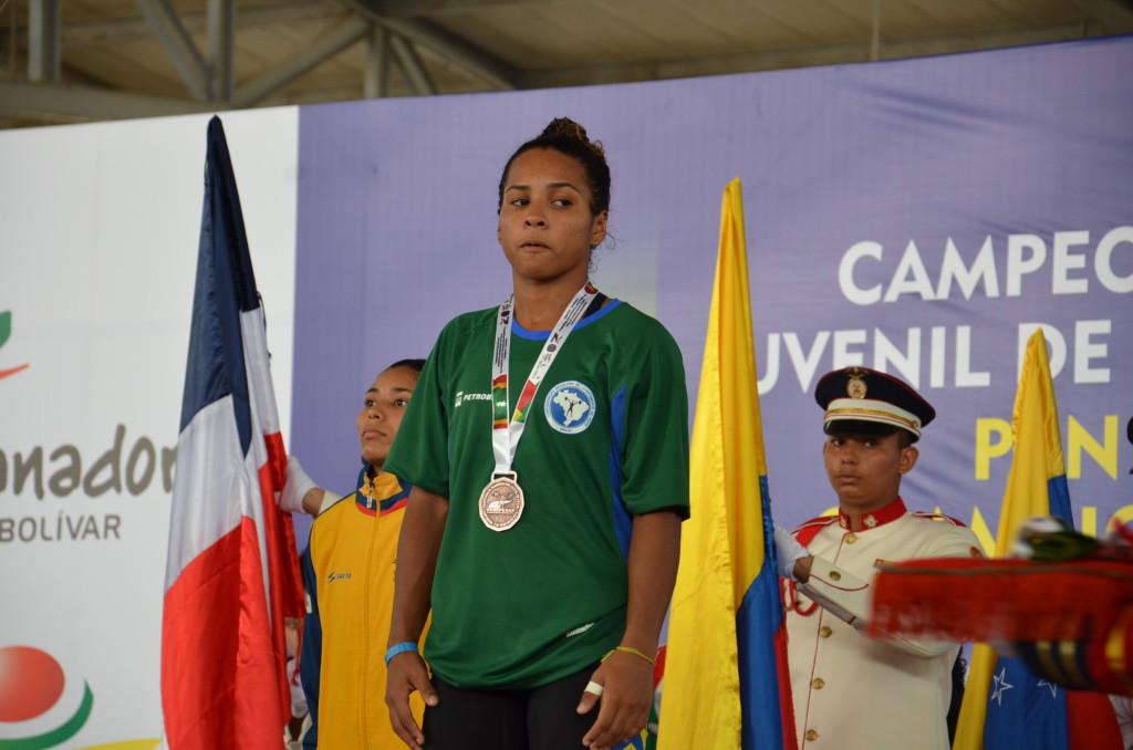 Letícia ficou com o bronze no arranco da categoria 53 kg