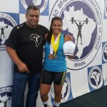 Thainara Figueiredo, eleita a melhor atleta da competição, com o supervisor Edmilson Dantas