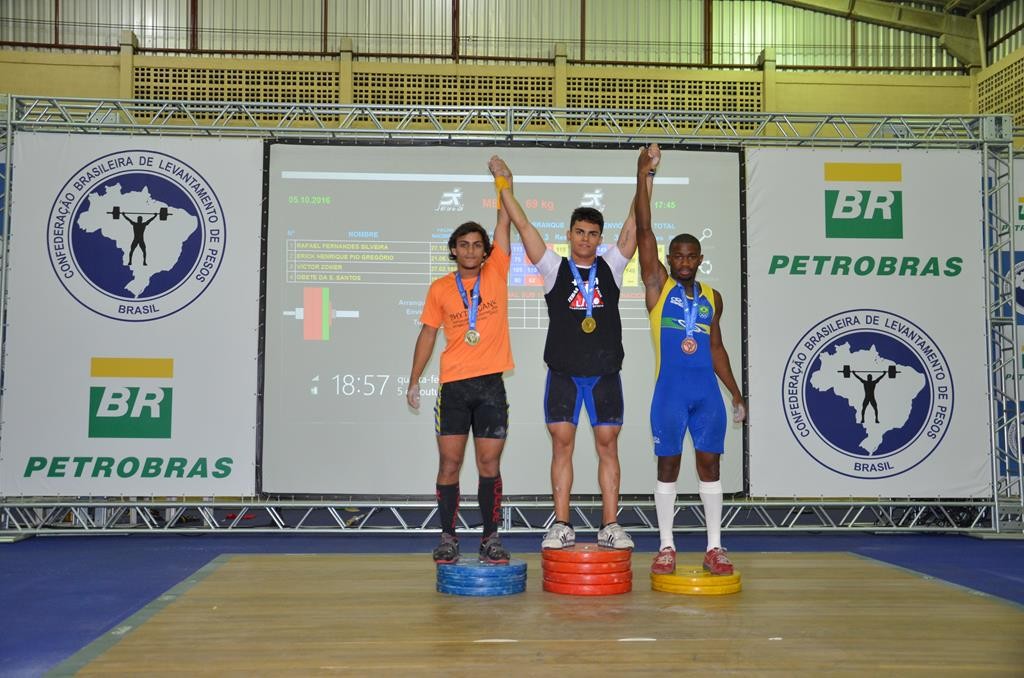 O pódio da categoria 69 kg: campeão, Rafael Silveira; vice, Vitor Zomer;  3º lugar, Erick Gregório 